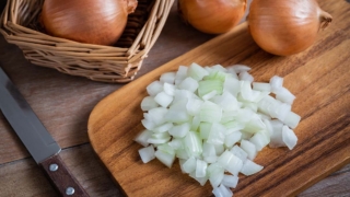 Как быстро и без слез нарезать лук: 5 проверенных лайфхаков