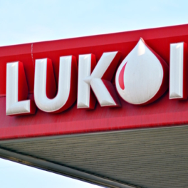 Еврокомиссия проводит оценку потенциальной продажи в ЕС активов "Лукойла"