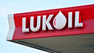 Еврокомиссия проводит оценку потенциальной продажи в ЕС активов "Лукойла"