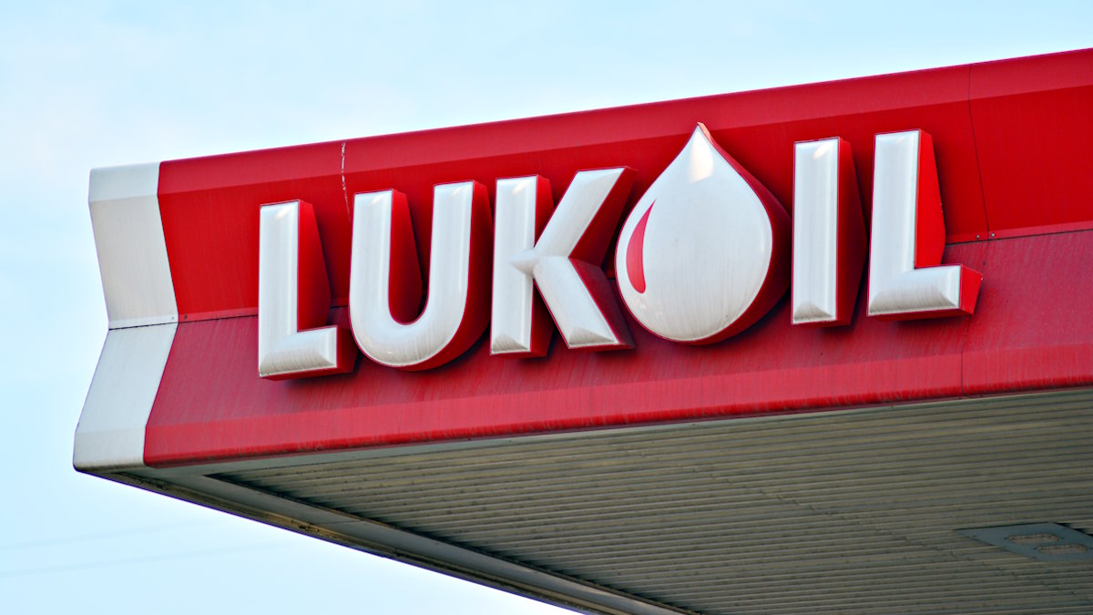 Еврокомиссия проводит оценку потенциальной продажи в ЕС активов "Лукойла"