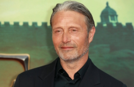 Мадс Миккельсен пытается убить чудовище под кроватью в трейлере к фильму "Поймать монстра"