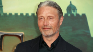 Мадс Миккельсен пытается убить чудовище под кроватью в трейлере к фильму "Поймать монстра"