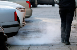 О штрафах за длительный прогрев двигателя во дворе предупредили россиян