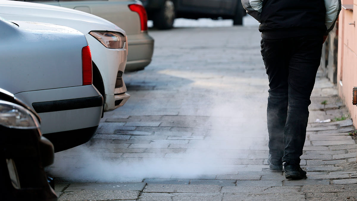 В Госдуме предупредили о штрафах за длительный прогрев двигателя во дворе