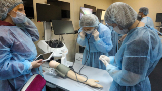 Стало известно, для кого из выпускников медвузов наставничество будет трехлетним – "Коммерсантъ"