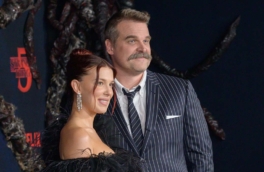 Милли Бобби Браун и Дэвид Харбор помирились и пришли вместе на премьеру финала "Очень странных дел"