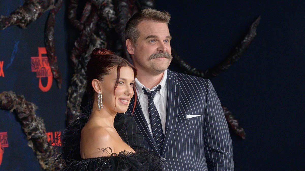 Милли Бобби Браун и Дэвид Харбор на премьере финала "Очень странных дел"