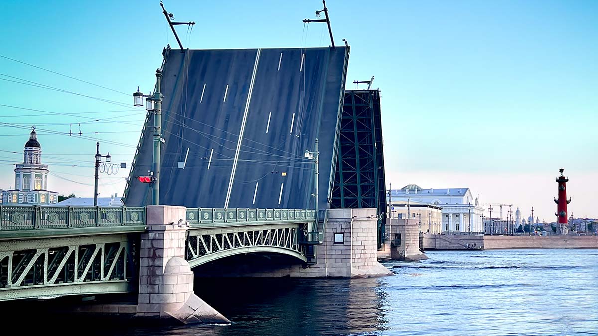 Невские мосты завершают навигацию-2025