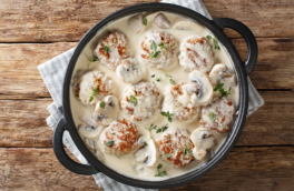 Готовим куриные фрикадельки в грибном соусе: всего один ингредиент из морозилки сделает фарш сочным