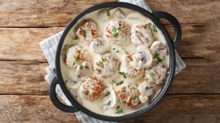 Готовим куриные фрикадельки в грибном соусе: всего один ингредиент из морозилки сделает фарш сочным