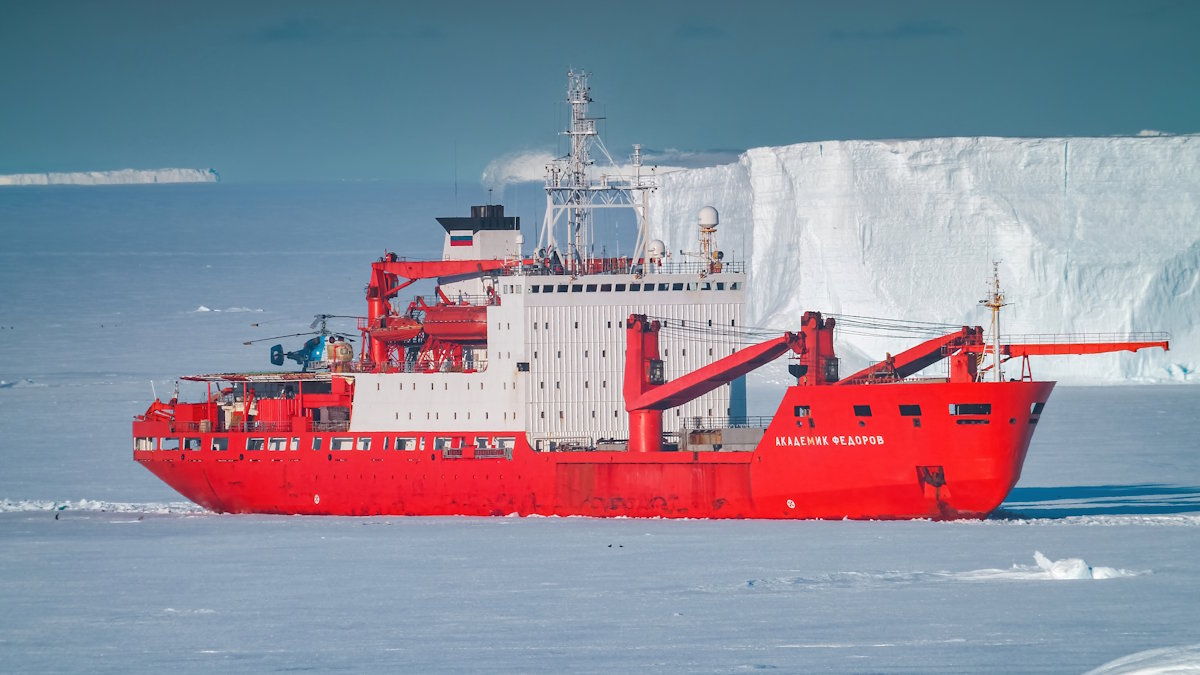 Научно-исследовательское судно "Академик Федоров" отправилось в Антарктиду