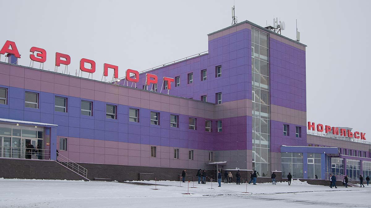 Более 700 пассажиров не могут вылететь из аэропорта Норильска