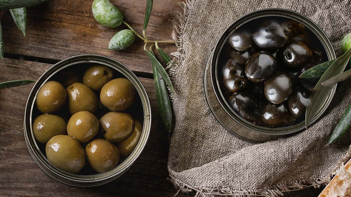 Как долго хранят банку с оливками и маслинами