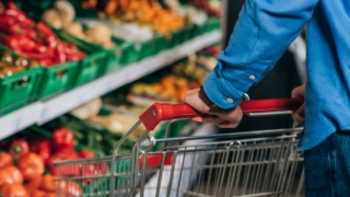 Огурцы в период с 6 по 10 ноября подорожали на 6,1%, а помидоры – на 2,8%