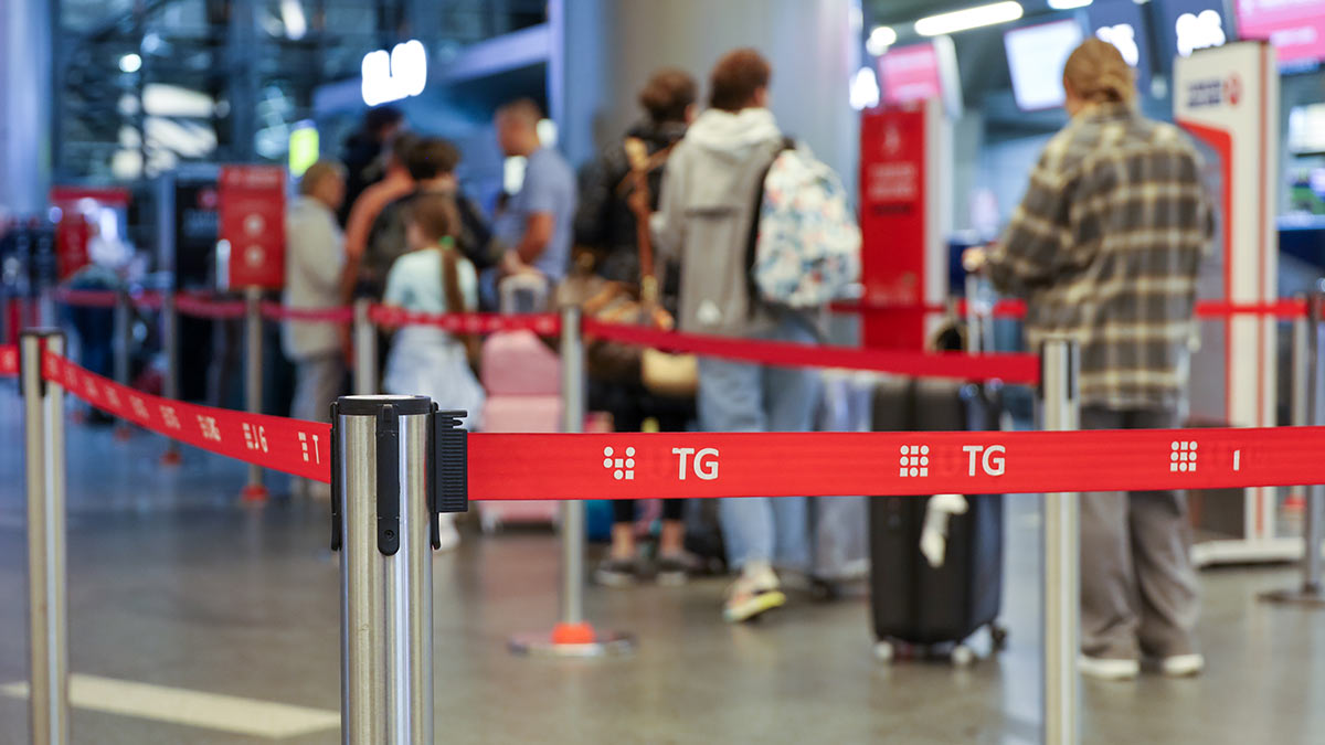 Пассажиры у стоек регистрации в международном аэропорту Внуково