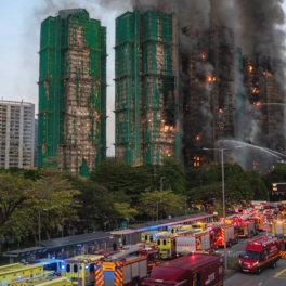 Крупный пожар в Гонконге унес жизни 36 человек, огонь охватил 8 высоток