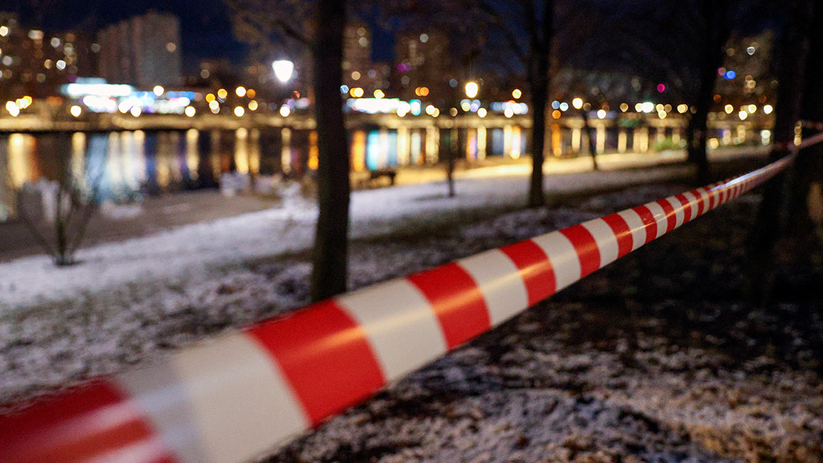 Оградительная лента у Гольяновского пруда, где были найдены останки ребенка