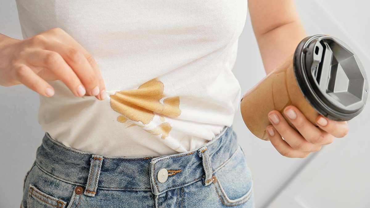 Чем отстирать пятна от кофе с одежды