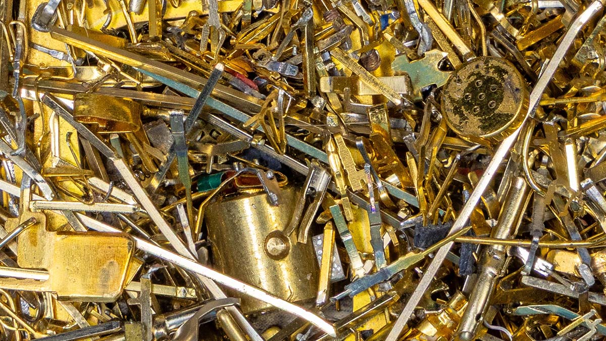 Запрет на вывоз отходов и лома драгметаллов из РФ продлили