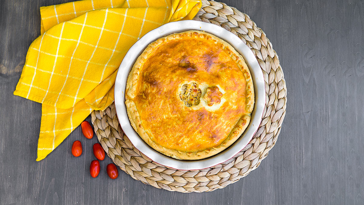 Рагу из говядины с овощами под крышкой из теста