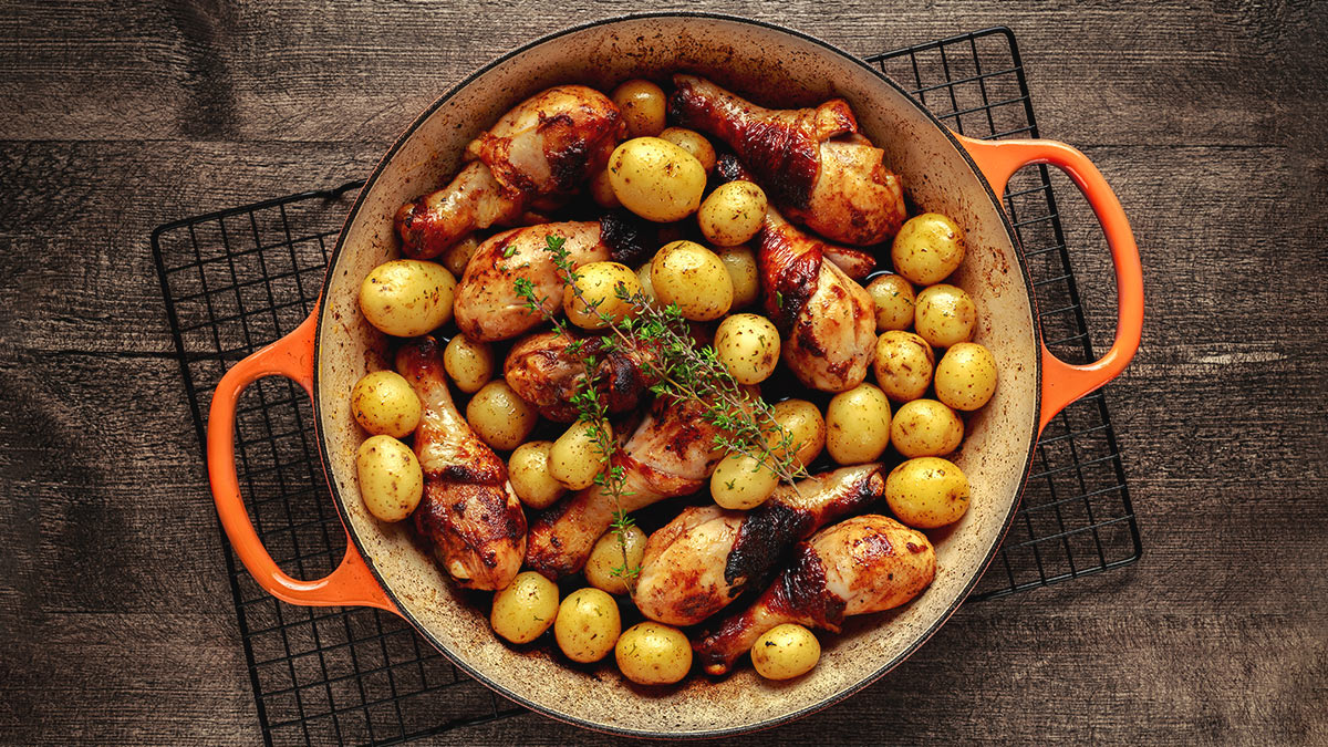 Молодой картофель с курицей в духовке