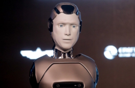 В столице представили первого российского человекоподобного робота с ИИ