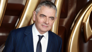 Роуэн Аткинсон стал опекуном оставленного ребенка в трейлере к мини-сериалу "Человек против малыша"