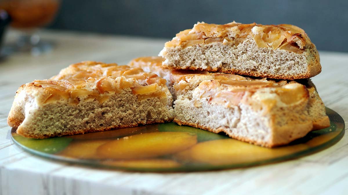 Шарлотка с тыквой и яблоками