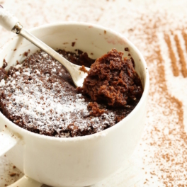 Шоколадный торт в кружке: готовим за 5 минут без духовки