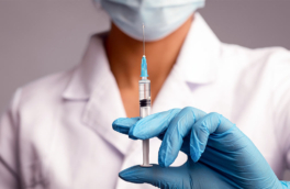 Российским пенсионерам рекомендовали привиться от пневмонии новой вакциной