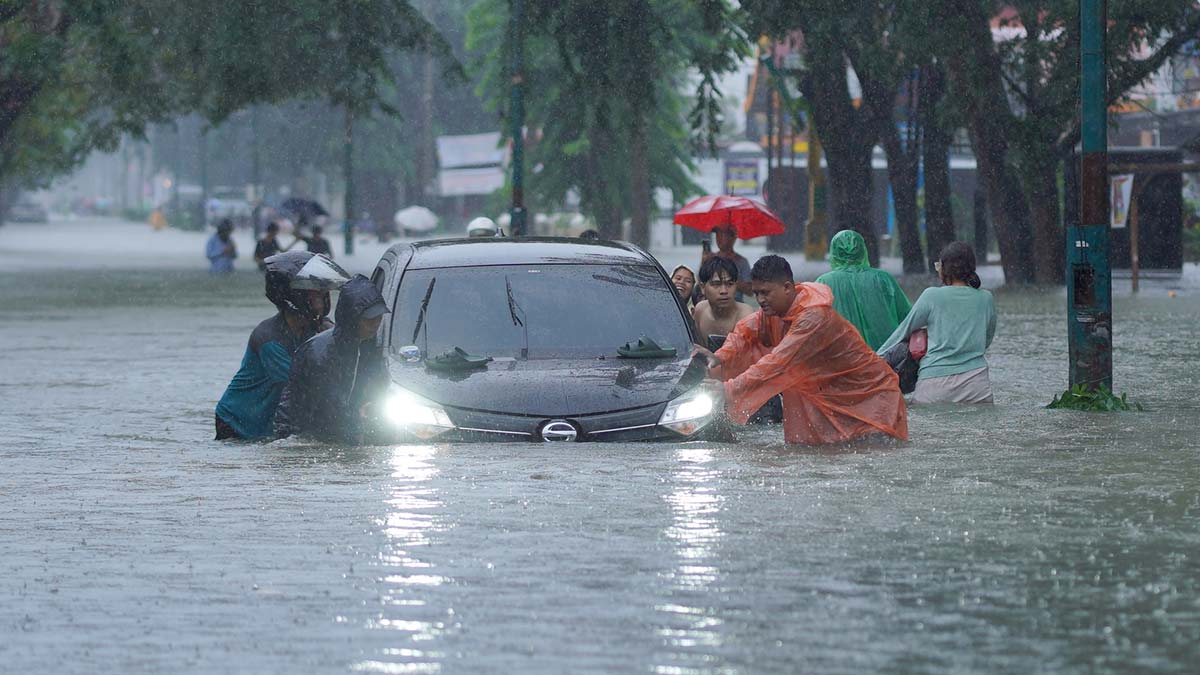 Число погибших из-за наводнений на индонезийском острове Суматра