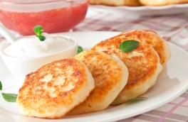 Зачем смазывать сырники сметаной до жарки: секрет румяной корочки
