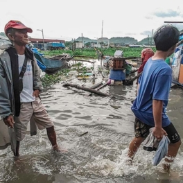 Более 1,1 миллиона человек эвакуировали на Филиппинах из-за супертайфуна "Фунг-Вонг", двое местных жителей погибли
