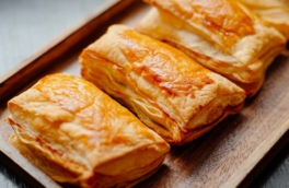 Что добавить в слоеное тесто, чтобы оно гарантированно поднялось: хитрости, о которых часто забывают