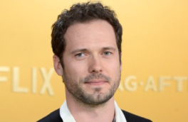 Возничка из "Медленных лошадей" сыграл сына винодела в неожиданно успешной романтической комедии