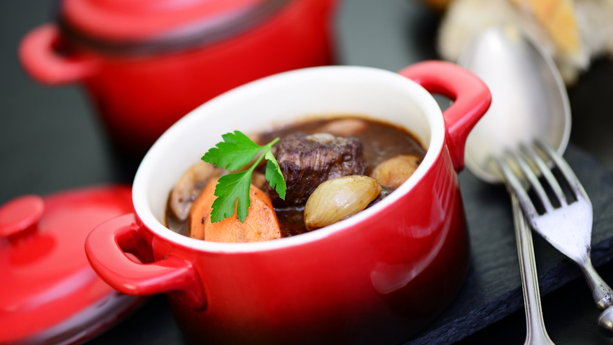 Томленая говядина с винным соусом