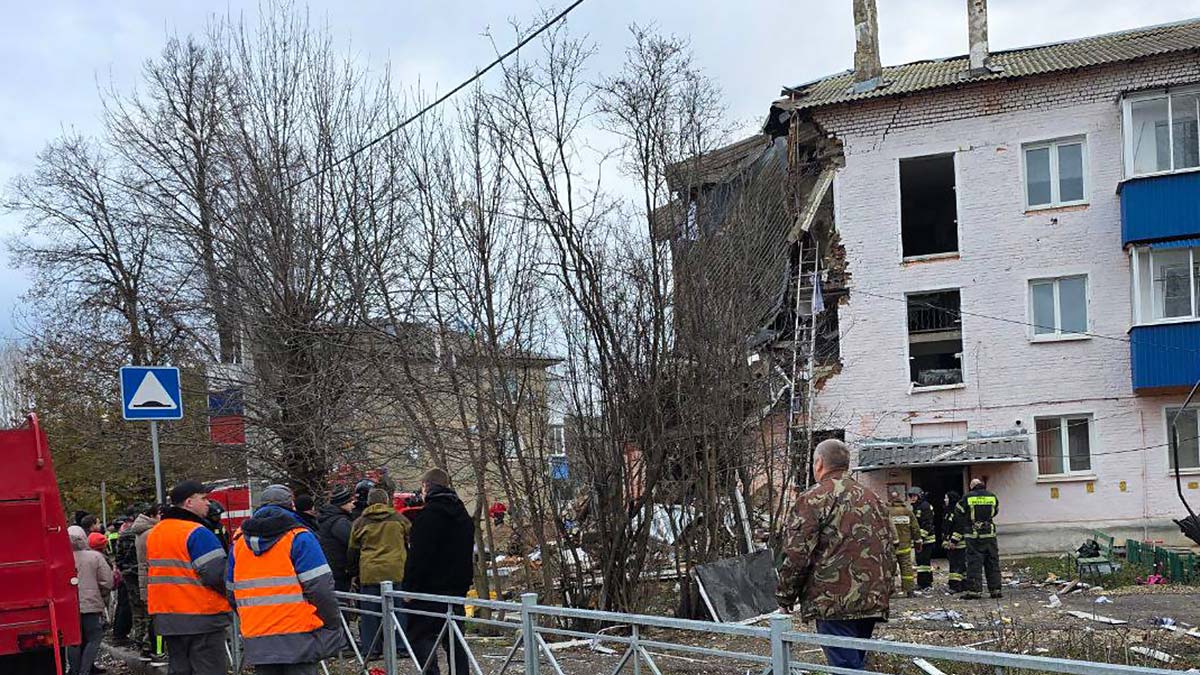 Двух человек госпитализировали после взрыва газа