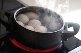 Как сварить яйца без серого налета на желтке и переваривания: лайфхак с крышкой, который работает без промаха