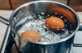 Что добавить при варке яиц, чтобы они чистились за 2 секунды: необычный лайфхак