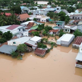 Наводнения и оползни во Вьетнаме привели к гибели не менее 90 человек
