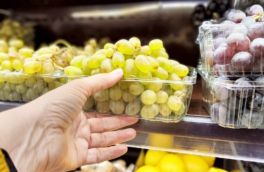 Почему виноград из супермаркета быстро портится, и как хранить его, чтобы ягоды не загнили