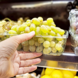 Почему виноград из супермаркета быстро портится, и как хранить его, чтобы ягоды не загнили