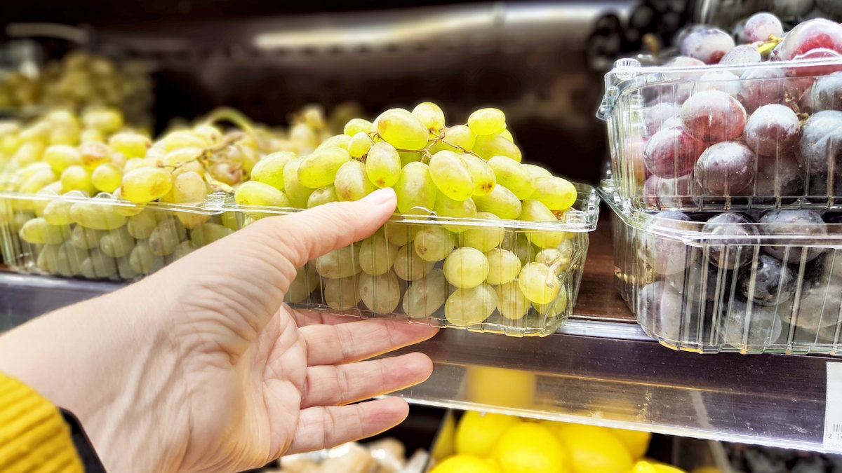 Виноград в магазине