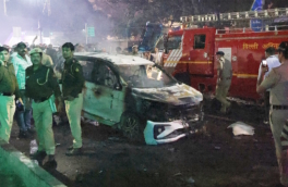 Не менее восьми человек погибли при взрыве автомобиля в Дели