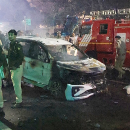 Не менее восьми человек погибли при взрыве автомобиля в Дели