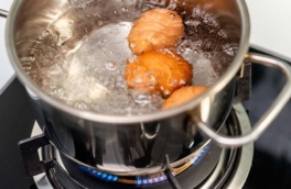 Что добавить в воду при варке яиц, чтобы скорлупа не треснула