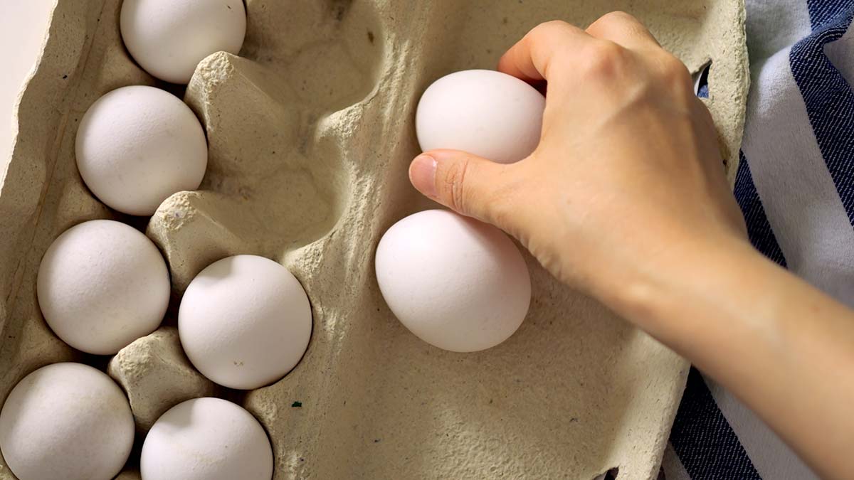 Как определить свежесть яиц