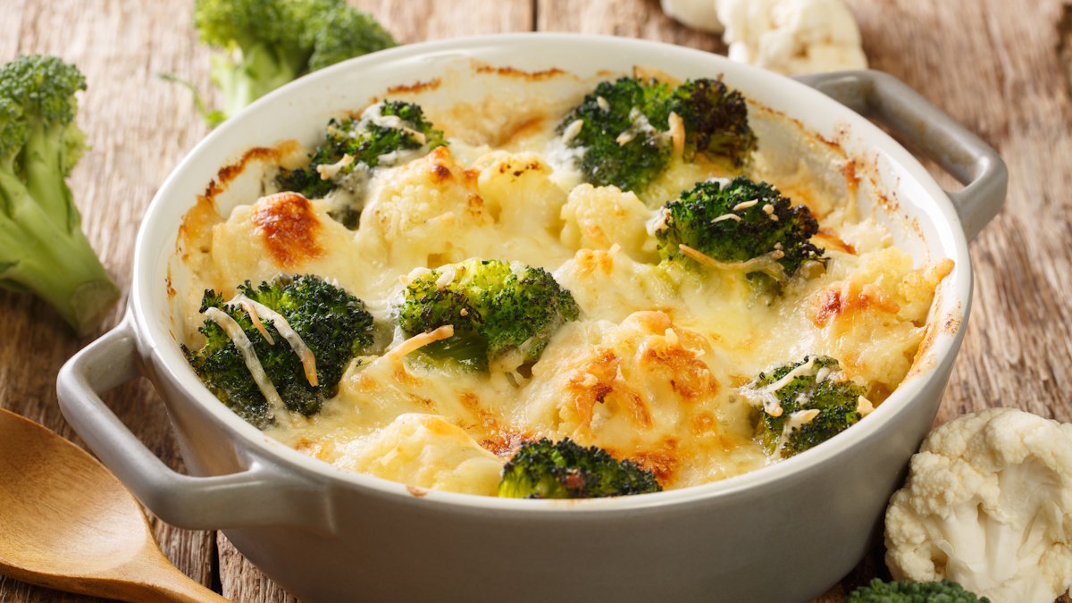 Запеканка с макаронами, брокколи и цветной капустой