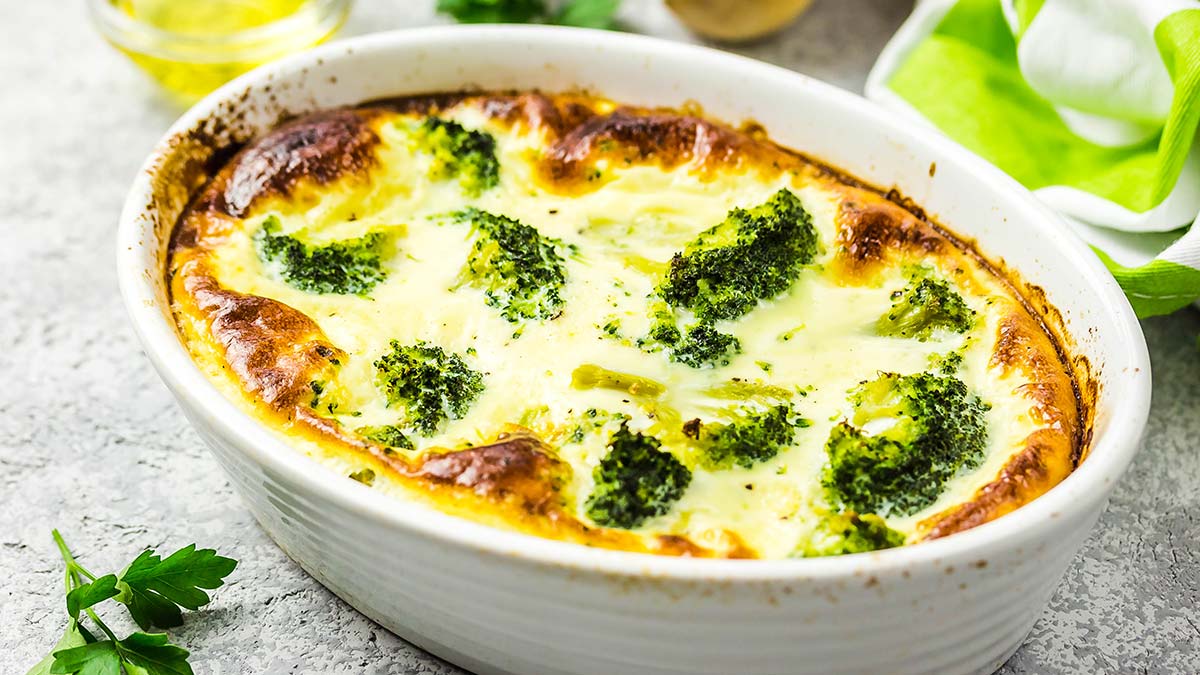 Запеканка из брокколи с сыром и колбасой