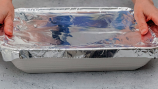 Как запекать блюда в фольге, чтобы они остались сочными и получилась румяная корочка